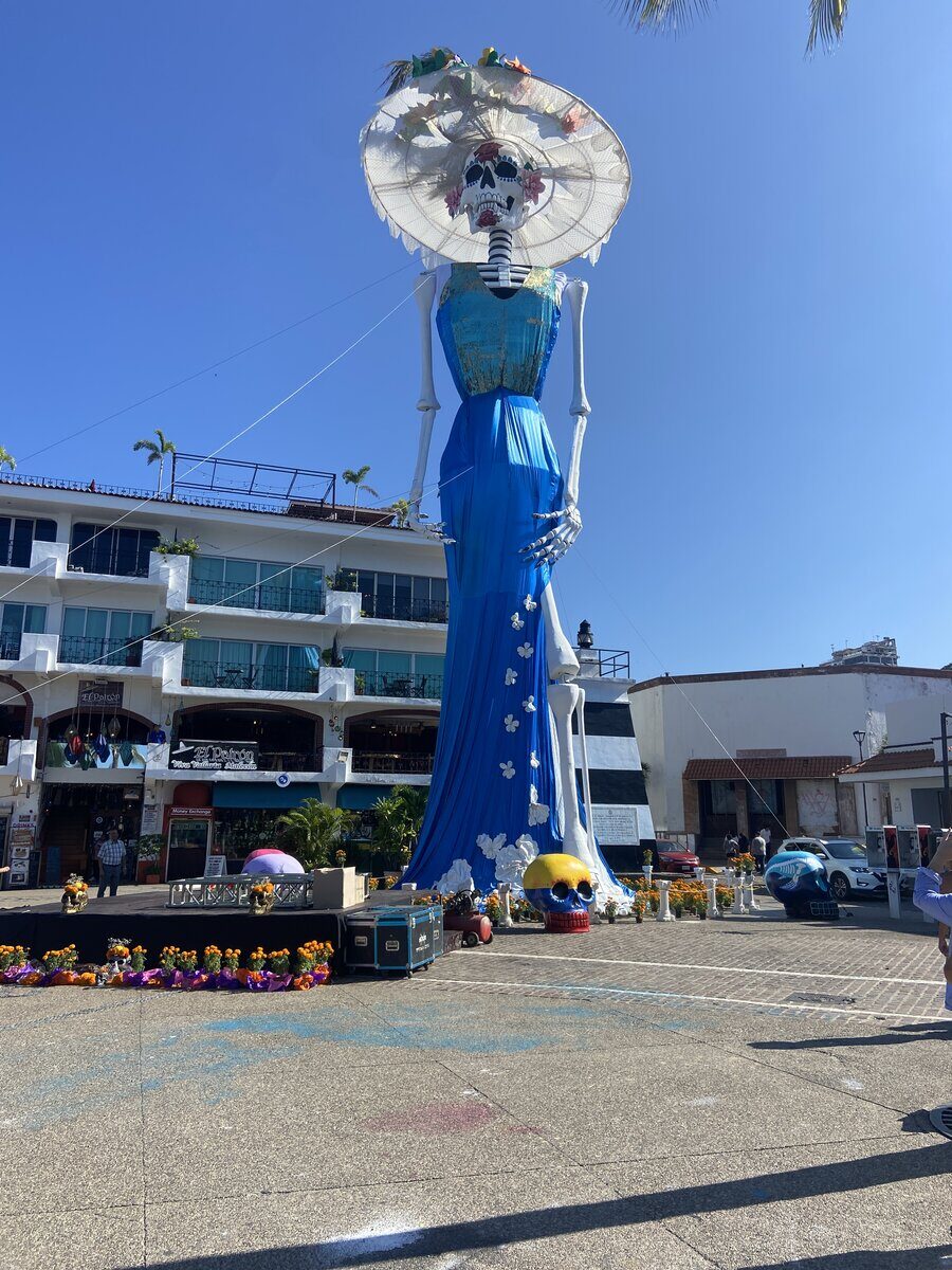 The 2022 record Catrina, a giant blue Catrina with a wide-brimmed hat on the Malecón in Puerto Vallarta