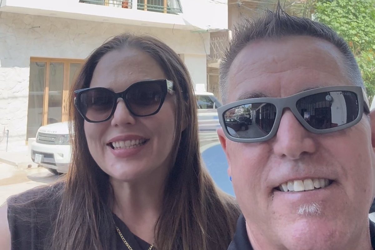 Hannah López and Tom Gordon outside Trópico 1371 in Puerto Vallarta